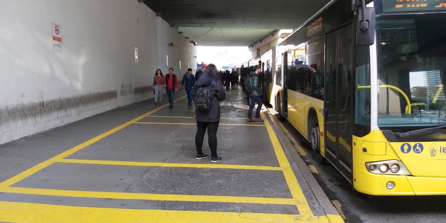 METROBÜS'TE 'İŞARETLİ BEKLEME YERİ' DÖNEMİ BAŞLADI