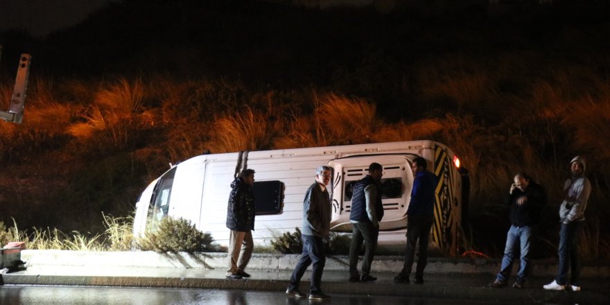 MALTEPE'DE SERVİS MİNİBÜSÜ DEVRİLDİ