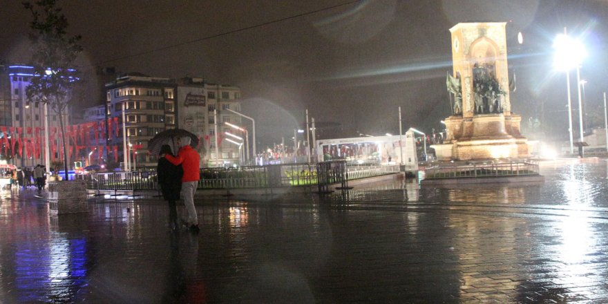 İSTANBUL'DA SAĞANAK ETKİLİ OLDU