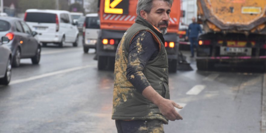 BRANDASIZ HAFRİYAT KAMYONUNDAN YOLA SAÇILAN ÇAMUR TRAFİĞİ DURDURDU