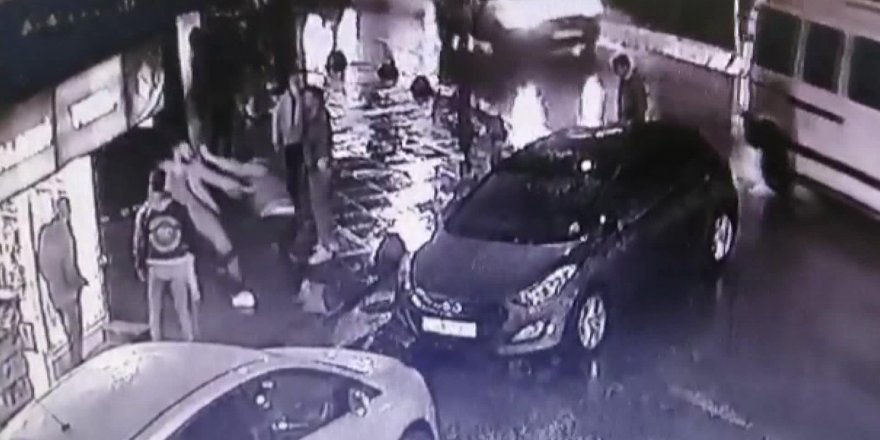 ÇEKMEKÖY'DE TRAFİK KAZASI SONRASI SİLAHLI KAVGA KAMERADA