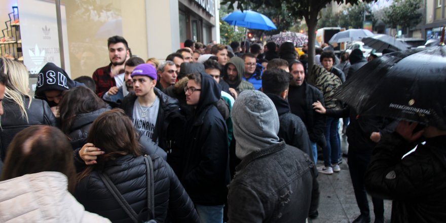 YAĞMUR ALTINDA 'ŞAHANE CUMA' KUYRUĞU; 1.500 LİRAYA İNDİ SAATLERCE SIRADA BEKLEDİLER