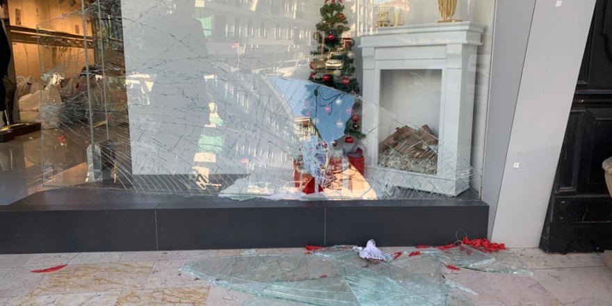 (GENİŞ HABER)MALTEPE'DE 'ŞAHANE CUMA' İZDİHAMINDA MAĞAZANIN CAMLARI KIRILDI: 3 YARALI