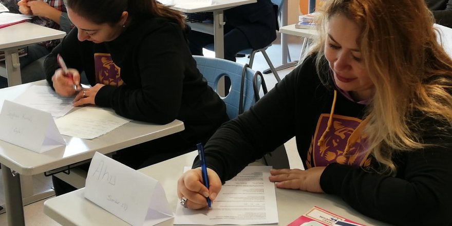 VELİLER YILLAR SONRA YENİDEN ÖĞRENCİ OLDU