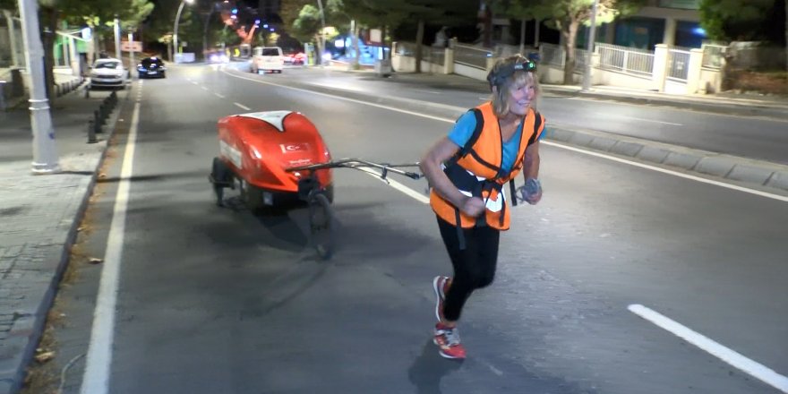 İNGİLTERE'DEN NEPAL'E YÜRÜYEN 73'LÜK GEZGİN İSTANBUL'A ULAŞTI