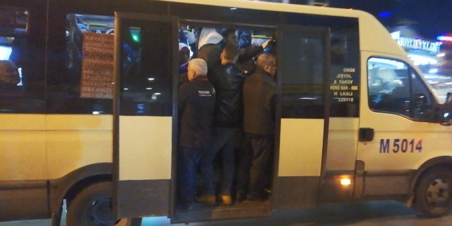 KÜÇÜKÇEKMECE'DE MİNİBÜSLERDEKİ TEHLİKELİ YOLCULUK KAMERADA