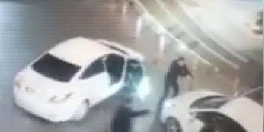 BEYLİKDÜZÜ'NDE YOLDAKİ ARACA YAPILAN UYUŞTURUCU OPERASYONU KAMERADA