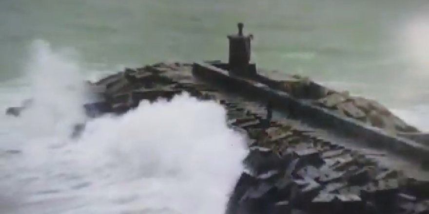 DEV DALGALARA ALDIRIŞ ETMEDİLER, CANLARINI TEHLİKEYE ATTILAR 