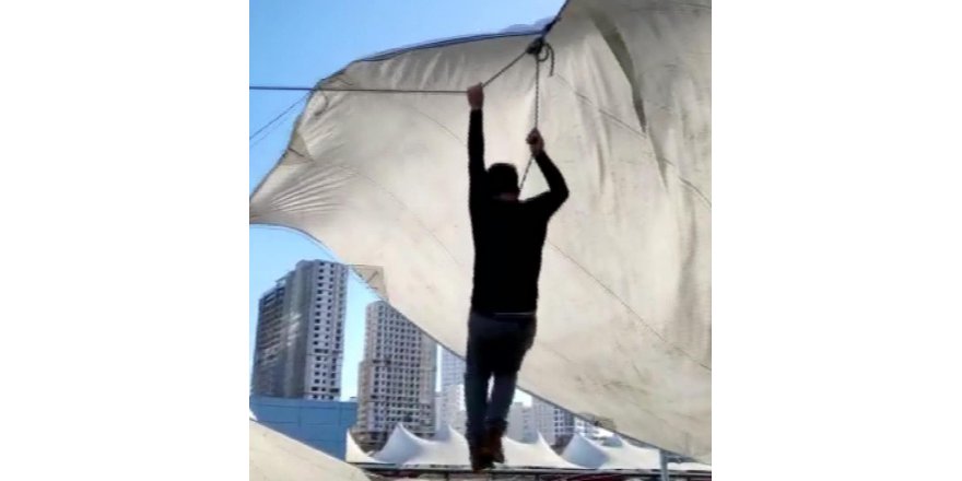 PAZAR ÇADIRINI UÇMASIN DİYE TUTTU AMA KENDİSİ UÇTU