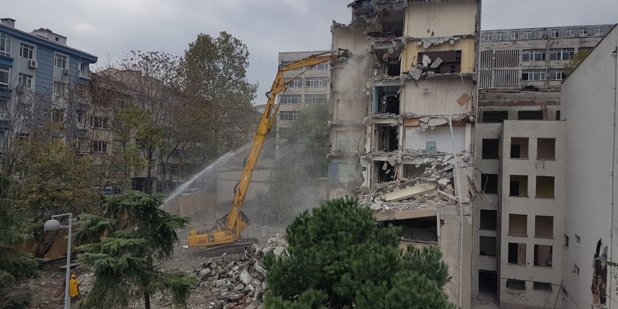 İSTANBUL ÜNİVERSİTESİ TIP FAKÜLTESİ DİŞ HEKİMLİĞİ BİNASINDA YIKIM ÇALIŞMALARI BAŞLADI (1) 