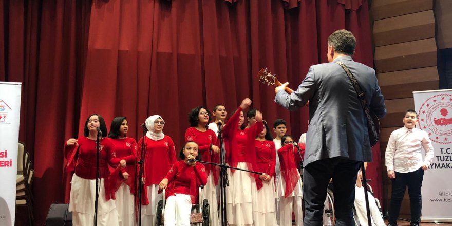 ENGELLİ ÖĞRENCİLER ENGELLERİ AŞARAK SAHNEDE HÜNERLERİNİ SERGİLEDİ