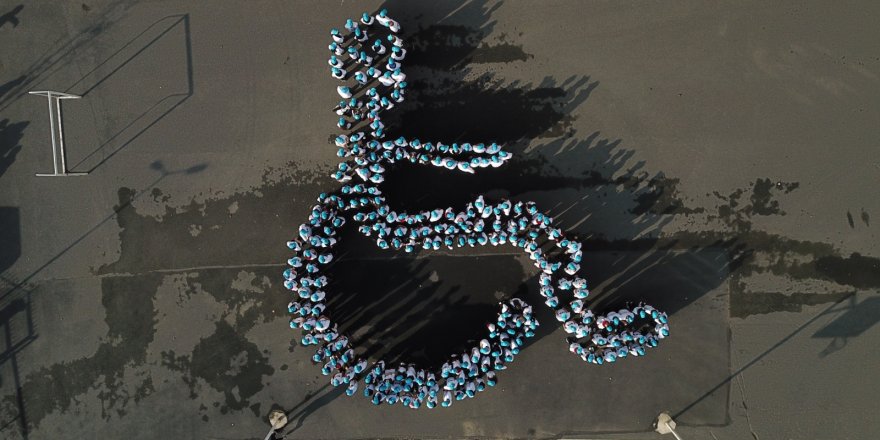 TEKERLEKLİ SANDALYE FİGÜRÜ İLE ENGELSİZ DÜNYAYA DİKKAT ÇEKTİLER