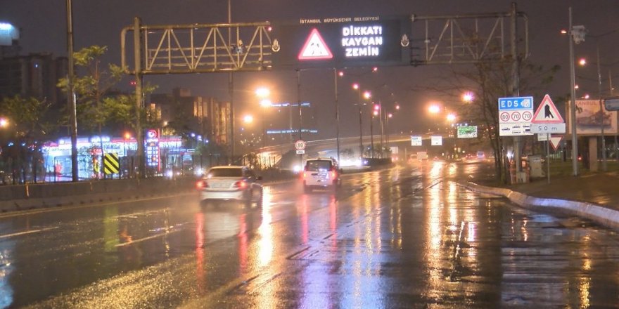 İSTANBUL'DA YAĞMUR ETKİLİ OLUYOR