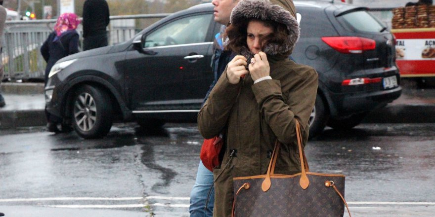 İSTANBUL'DA YAĞMUR VE SOĞUK 