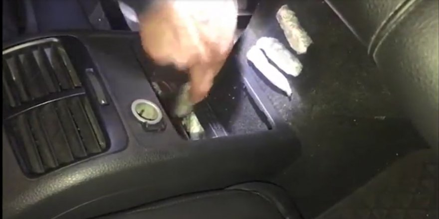 KADIKÖY'DE ARACIN İÇİNDEKİ UYUŞTURUCU BÖYLE BULUNDU