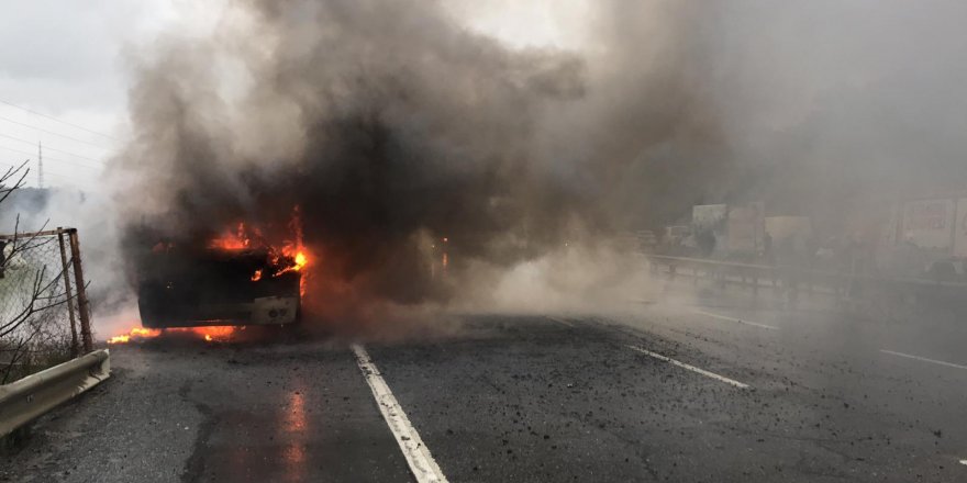 ARNAVUTKÖY'DE FACİANIN EŞİĞİNDEN DÖNÜLDÜ: YOLCU MİNİBÜSÜ ALEV ALEV YANDI (1)