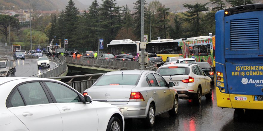 SARIYER'DE KAYGANLAŞAN YOLDA KAZA YAPAN MİNİBÜS TAKLA ATTI