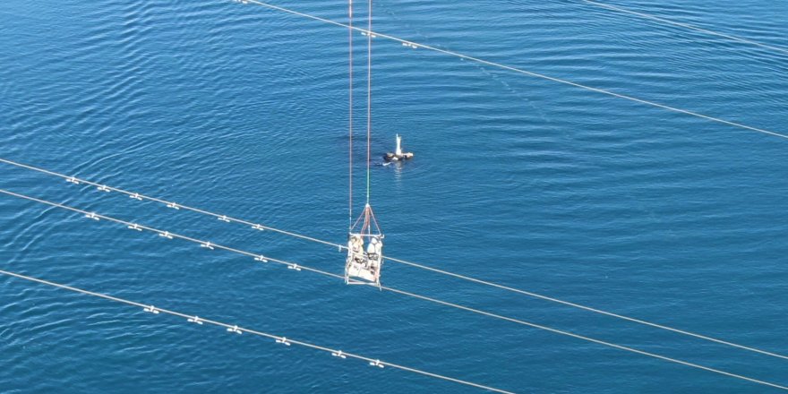 İSTANBUL BOĞAZI'NIN ÜSTÜNDE KESİNTİSİZ ELEKTRİK İÇİN ÖLÜME MEYDAN OKUYORLAR