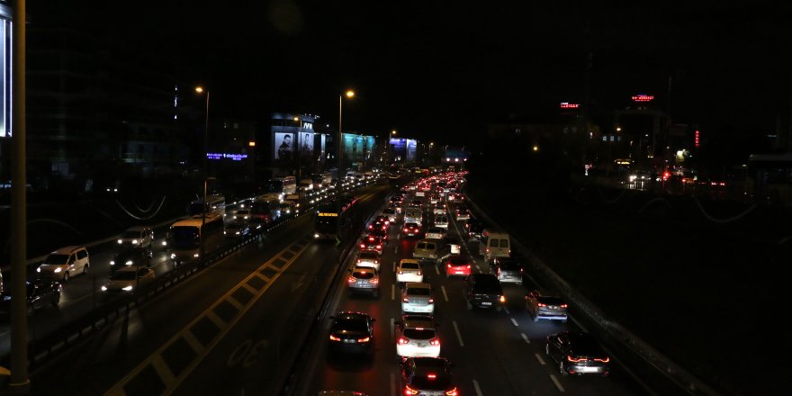 İSTANBUL'DA TRAFİK YOĞUNLUĞU YÜZDE 74'E ULAŞTI
