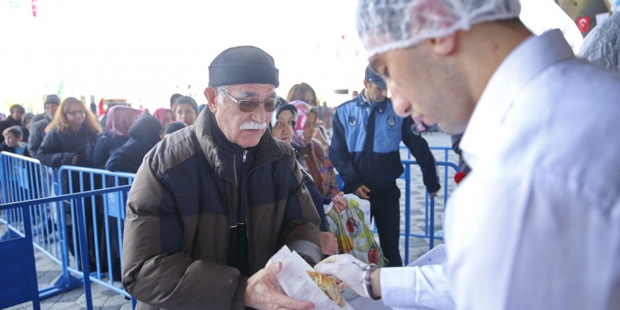 BAŞAKŞEHİR'DE 5 TON BALIK PİŞİRİLİP VATANDAŞA İKRAM EDİLDİ