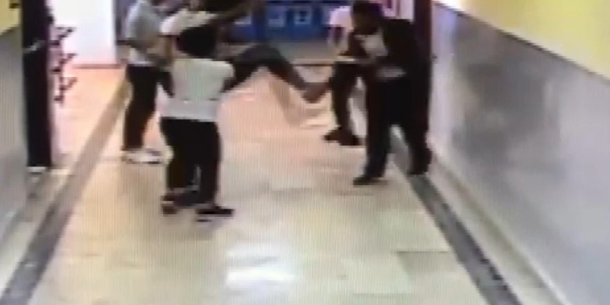 OKUL KORİDORUNDA DEHŞET ANLARI; SİLAHLI ÖĞRENCİ BÖYLE YAKALANDI