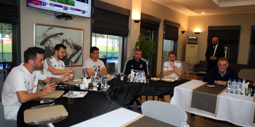 AHMET NUR ÇEBİ, FUTBOLCULAR VE TEKNİK HEYET İLE BULUŞTU