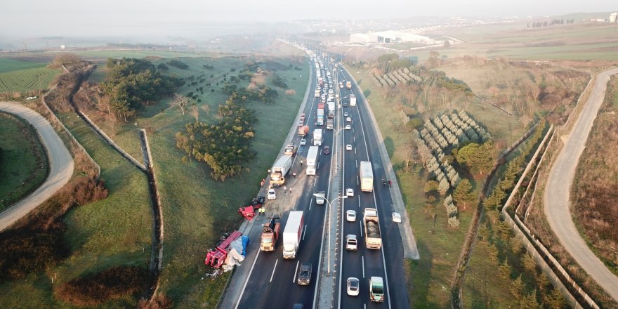 HAVADAN FOTOĞRAFLAR//TEM'DE TIR KAMYONA ARKADAN ÇARPTI: 1 ÖLÜ, 1 YARALI 