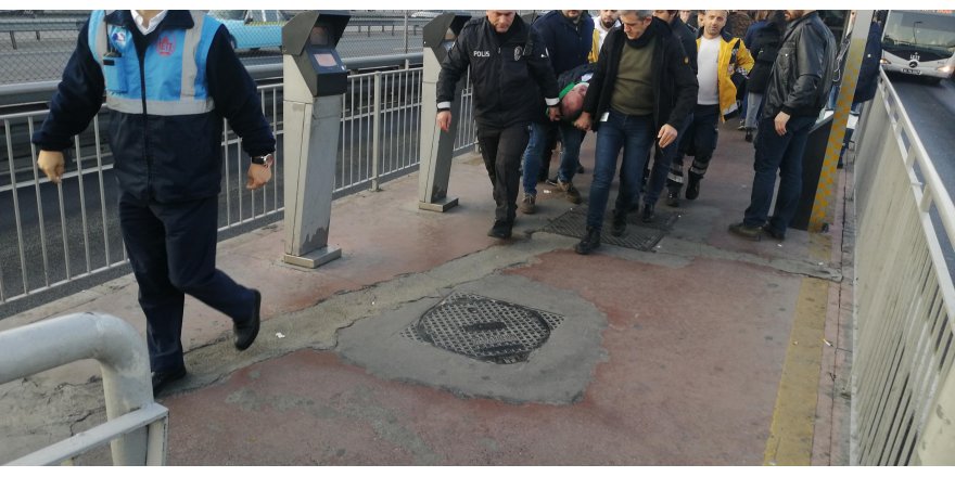 DURAKTA FENALAŞARAK DÜŞEN KİŞİYE METROBÜS ÇARPTI