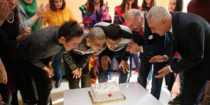 Engelli Çocukların Yaş Günü Sevinci