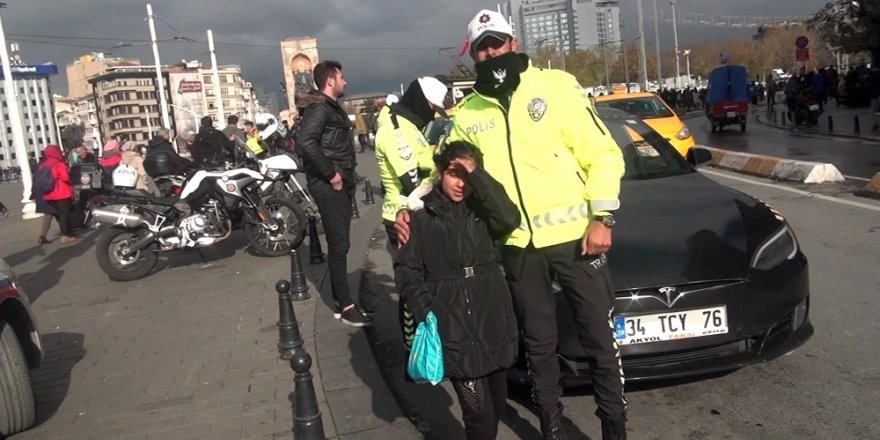 Üşüyen Suriyeli Minik Kıza Polis Şefkati