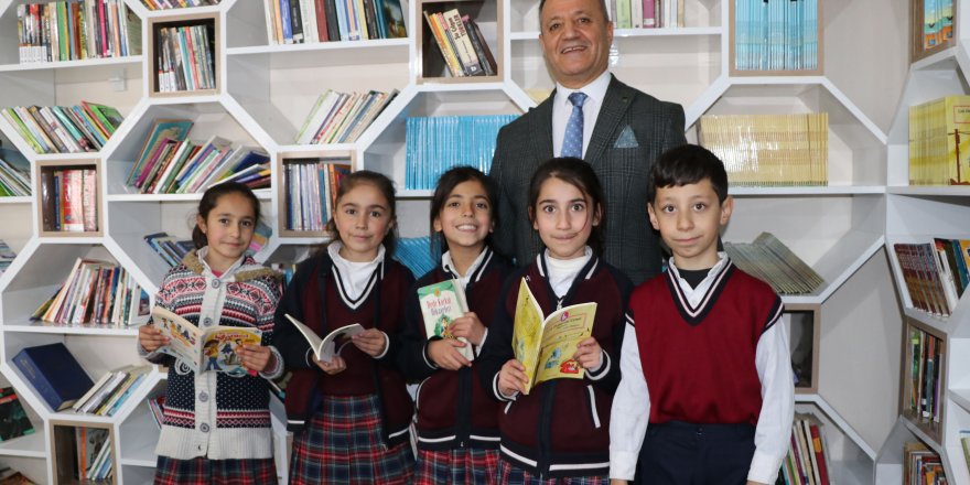 EMEKLİ ASTSUBAY, HAKKARİ'DEKİ KÖY OKULLARINA KÜTÜPHANE YAPTIRDI