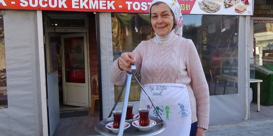ÇAY OCAĞI İŞLETEN 'HÜSNİYE NİNE' AZMİYLE ÖRNEK OLUYOR
