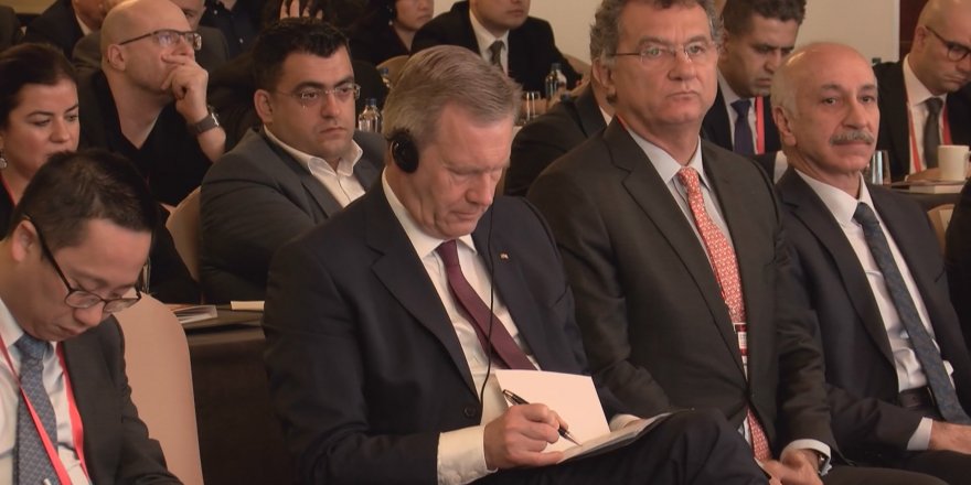 TÜSİAD'IN KONFERANSINDA ÇEVİRİ KRİZİ