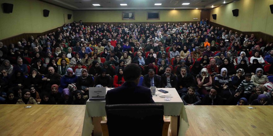 HAYATİ İNANÇ KONFERANSI’NDA İZDİHAM YAŞANDI