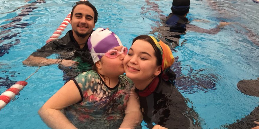 ÜNİVERSİTELİ ÖĞRENCİLER ENGELLİ ARKADAŞLARI İÇİN ‘DALMAK ÖZGÜRLÜKTÜR’ DİYECEK