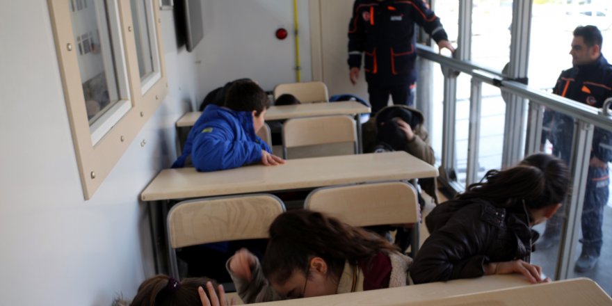 TOKAT'TA ÖĞRENCİLERE SİMÜLASYON TIR'INDA DEPREM EĞİTİMİ