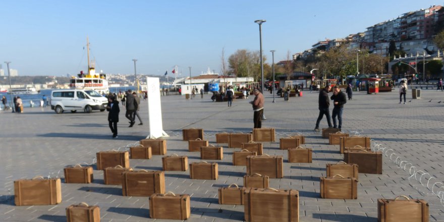 ÜSKÜDAR'DA TEL ÖRGÜLER İÇİNDE VALİZLİ ETKİNLİK...  ÜLKELERİNİ TERK ETMEK ZORUNDA KALANLARA VURGU YAPILDI