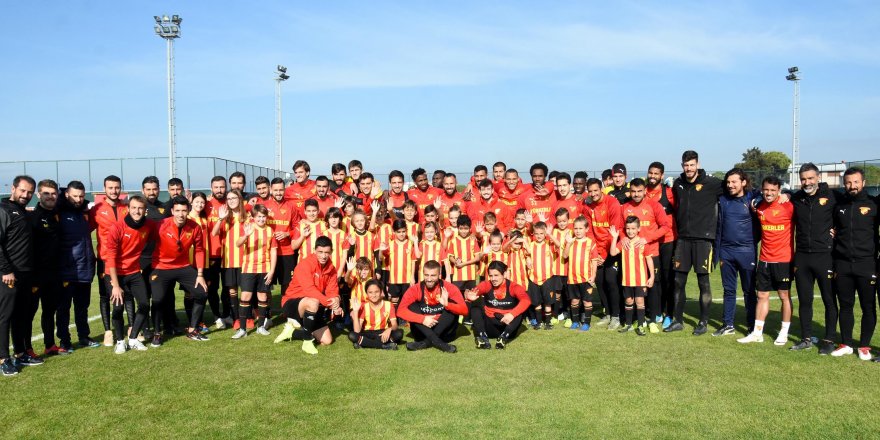 GÖZTEPELİ SERDAR GÜRLER: AVRUPA ŞAMPİYONASI'NDA MİLLİ FORMAYI GİYMEK İSTİYORUM