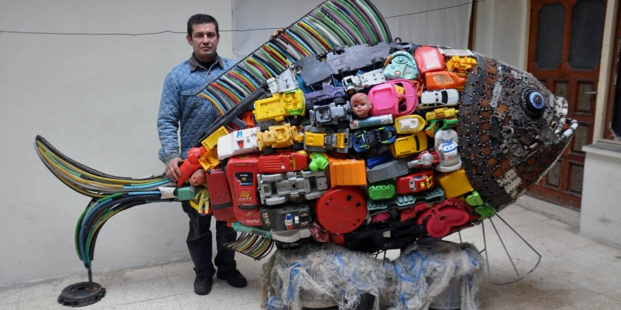 PLASTİK VE METAL ATIKLARLA 200 KİLOLUK BALIK HEYKELİ YAPTI