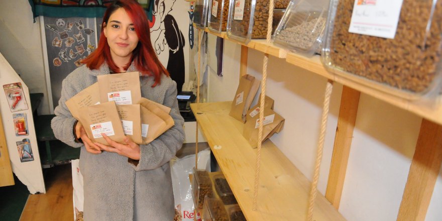 SOKAK HAYVANLARINI 'ASKIDA MAMA' UYGULAMASIYLA BESLİYOR