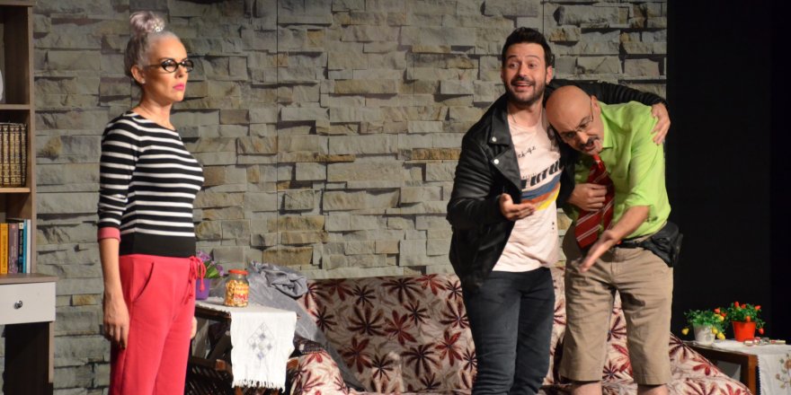 KÖYLERDE YAŞAYAN KADINLAR İLK KEZ TİYATRO SEYRETTİ