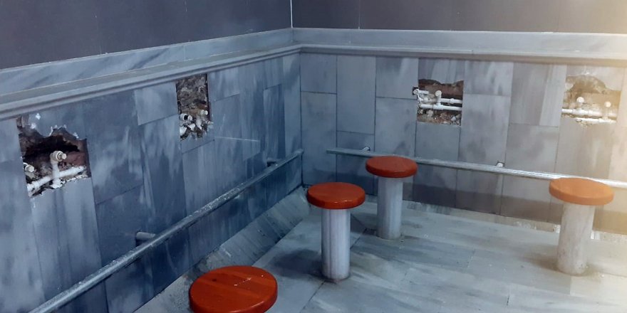 BÜYÜKÇEKMECE'DE CAMİDEKİ MUSLUK HIRSIZI KAMERADA 