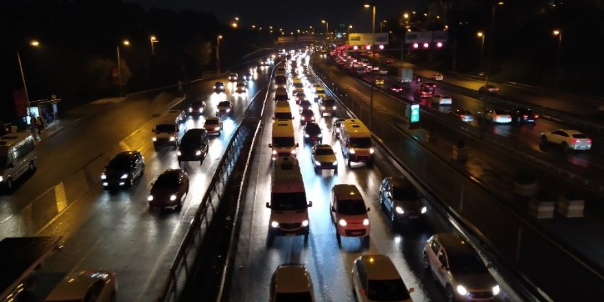 İstanbul’da Yağış Trafiği Olumsuz Etkiledi
