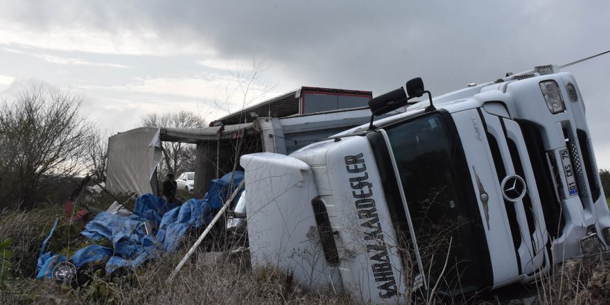 ARNAVUTKÖY'DE DEVRİLEN TIR'IN ŞOFÖRÜ: HAYATIMI EMNİYET KEMERİ KURTARDI