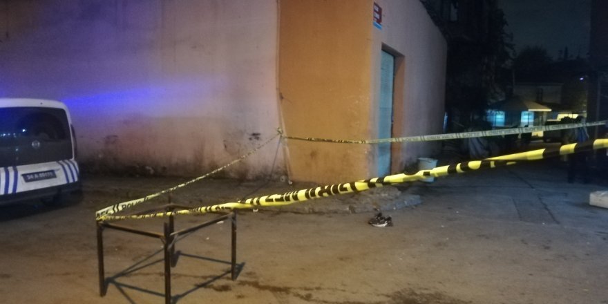 FATİH'TE SİLAHLI KAVGADA 1 KİŞİ YARALANDI; OLAY ANI KAMERADA