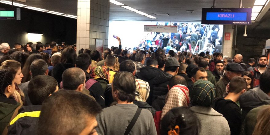 İSTANBUL'DA BAZI METRO HATLARINDA ARIZA, YOĞUNLUK YAŞANIYOR (1) 