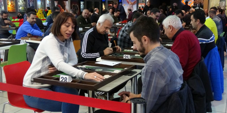 TAVLA TURNUVASINDA ZARLAR ENGELLİ ÇOCUKLAR İÇİN SALLANDI