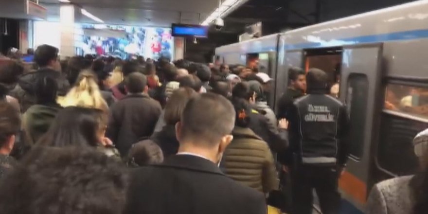 İSTANBUL'DA METRO ARIZASI; DURAKLARDA İZDİHAM OLUŞTU (2) 