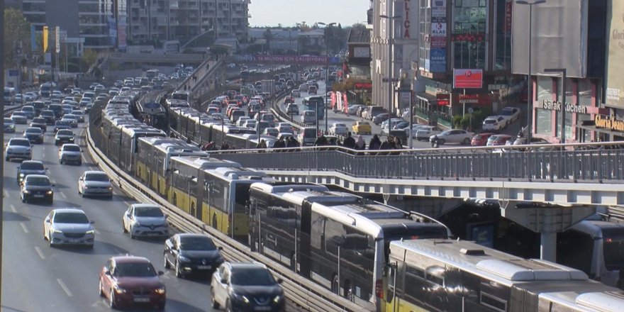 FLORYA'DA METROBÜS ARIZALANDI; UZUN KUYRUKLAR OLUŞTU