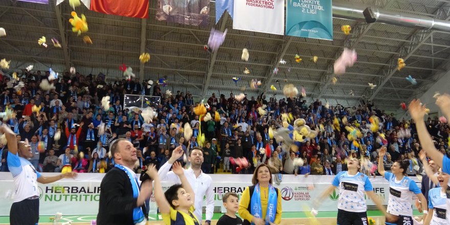 KÖY OKULLARINDAKİ ÇOCUKLAR İÇİN SAHAYA PELÜŞ OYUNCAK ATTILAR